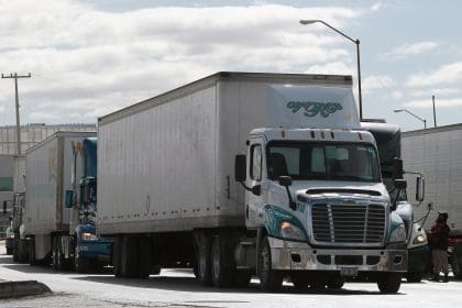 Transportistas hacen fila para ser inspeccionados, en el Puente Internacional Zaragoza en Ciudad Juárez, Chihuahua (México). Imagen de archivo. EFE/Luis Torres