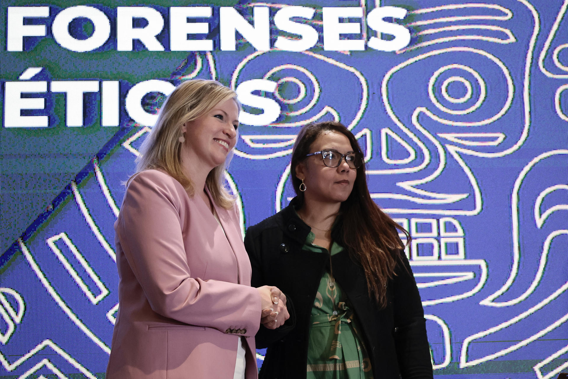 La directora de la Oficina de Asuntos Antinarcóticos y Aplicación de la Ley de la Embajada de Estados Unidos en México, Katie Stana (i), posa con la encargada de la Unidad de Laboratorios Criminalísticos en la Agencia de Investigación Criminal (AIC) de la FGR, Mavil López, en el foro 'Intercambio de químicos forenses y fiscales en drogas sintética' este miércoles, en Ciudad de México (México). EFE/ José Méndez