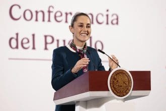 La presidenta de México, Claudia Sheinbaum, habla esta martes durante una rueda de prensa en Palacio Nacional de la Ciudad de México (México). EFE/José Méndez