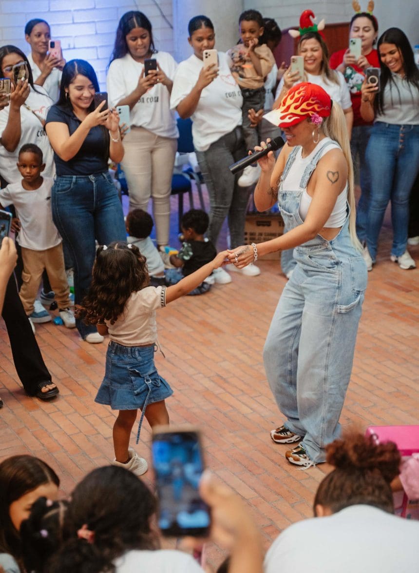Fotografía cedida por la Fundación Con Cora, de la cantante colombiana Karol G durante una entrega de regalos en Montes de María (Colombia). EFE/ Andrés Felipe Ortiz/Fundación Con Cora