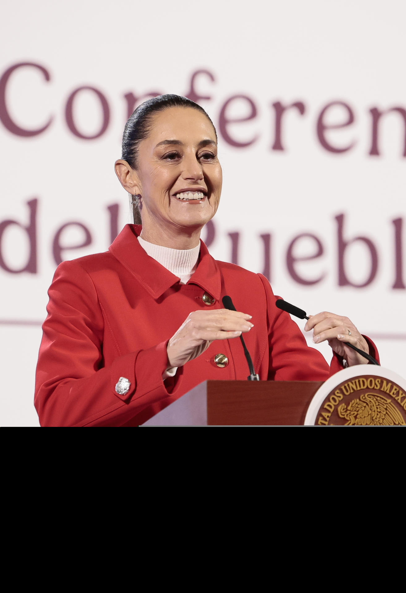 La presidenta de México, Claudia Sheinbaum, asiste a su conferencia de prensa matutina en Palacio Nacional de la Ciudad de México (México). EFE/José Méndez