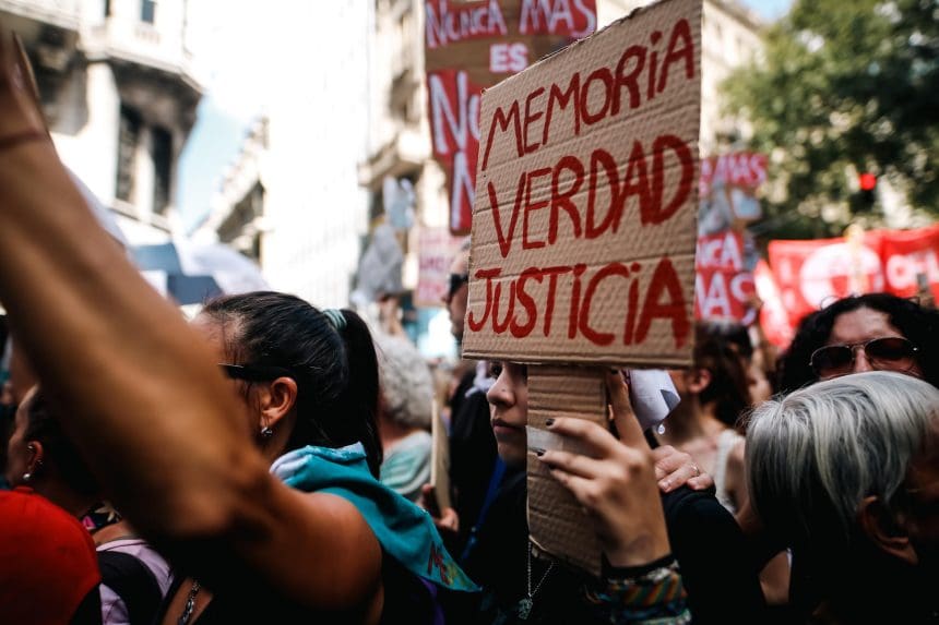 Fotografía de del 24 de marzo de 2024 de un grupo de personas marchando en Buenos Aires (Argentina) en el día de la memoria en conmemoración del último golpe de estado realizado por militares el 24 de marzo de 1976. EFE/ Juan Ignacio Roncoroni