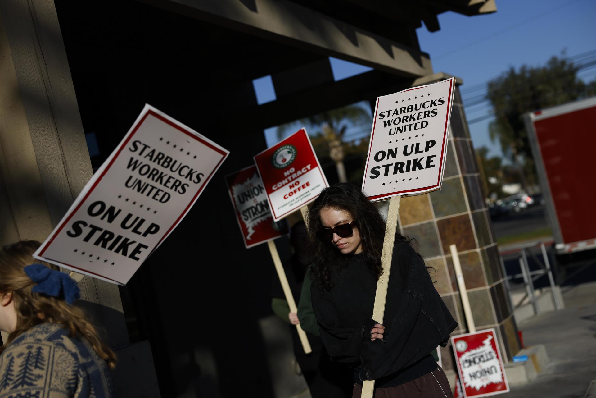 Trabajadores de Starbucks protestan frente a una tienda Starbucks en Burbank, California, EE.UU., este 20 de diciembre de 2024. EFE/EPA/Caroline Brehman