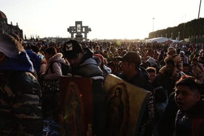 Feligreses mexicanos caminan durante el peregrinaje anual a la Basílica de Guadalupe este jueves, en la Ciudad de México (México). EFE/ Sáshenka Gutiérrez