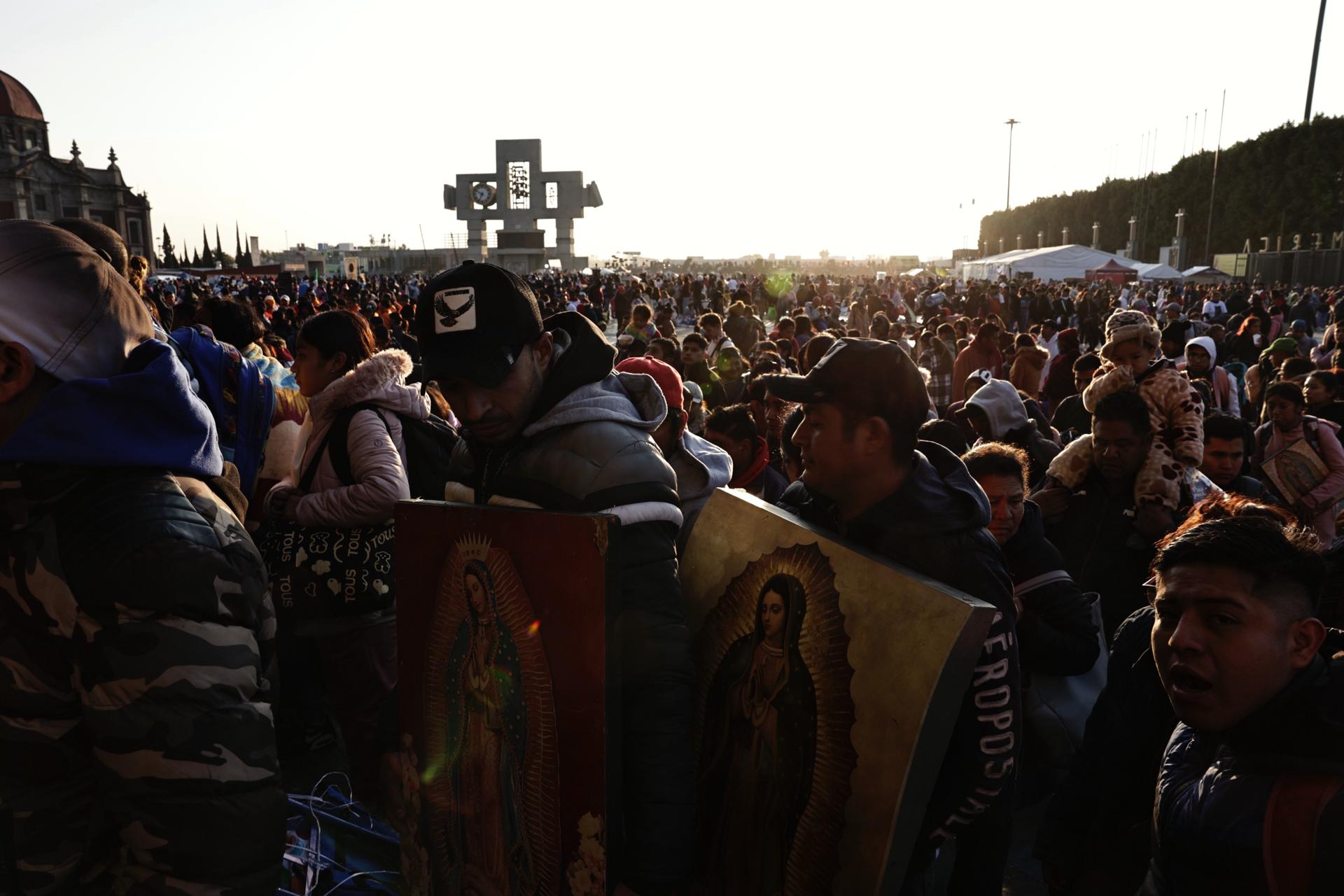 Feligreses mexicanos caminan durante el peregrinaje anual a la Basílica de Guadalupe este jueves, en la Ciudad de México (México). EFE/ Sáshenka Gutiérrez