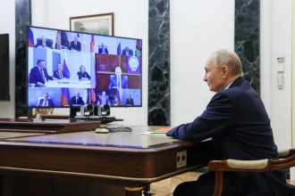 El presidente ruso Vladimir Putin se reúne con el Consejo de Seguridad por video conferencia en Moscú, Rusia, el 28 de diciembre de 2024. EFE/ Alexander Kazakov / Kremlin / Po MANDATORY CREDIT
