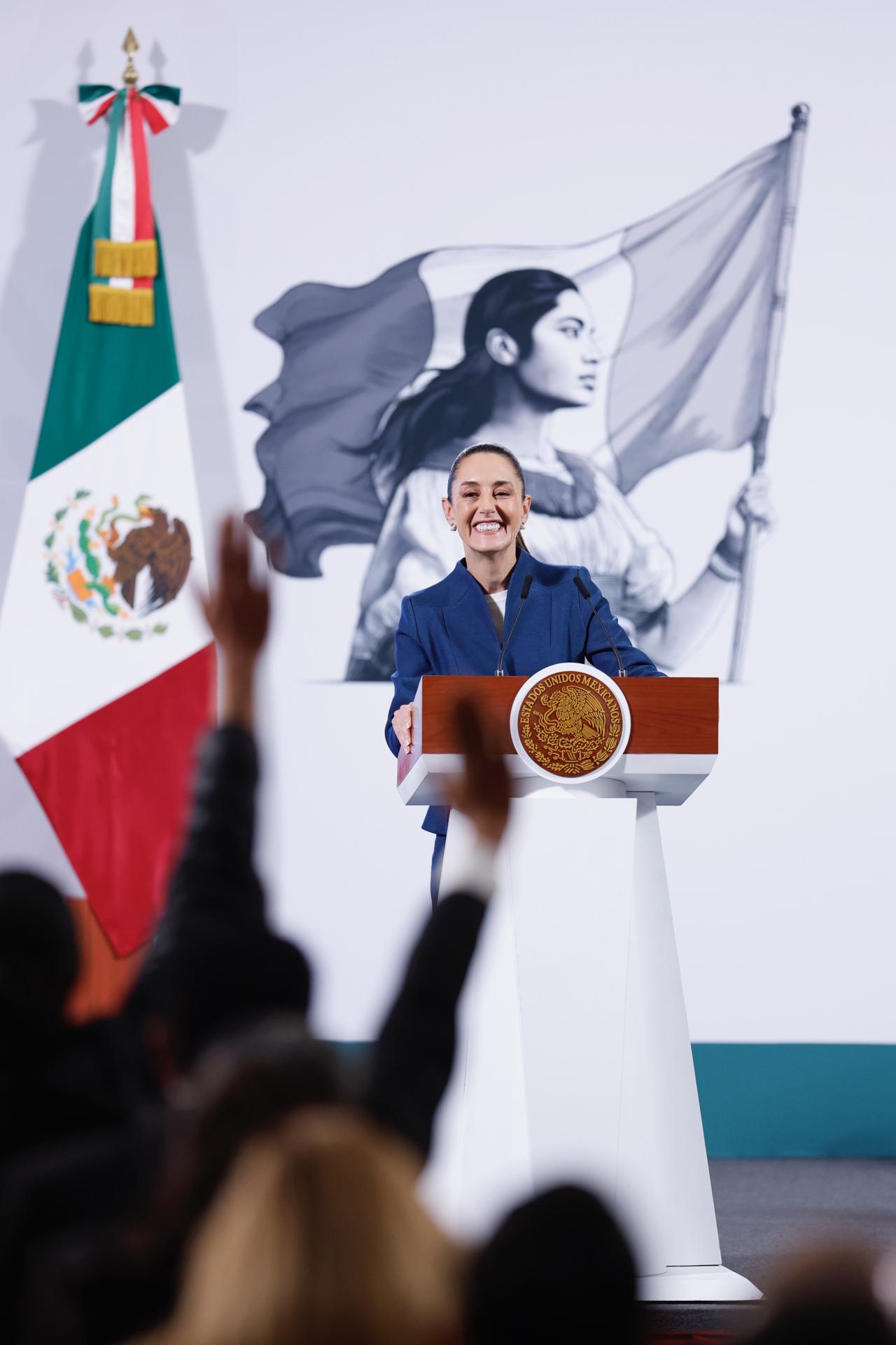 La presidenta de México, Claudia Sheinbaum, participa este martes durante una rueda de prensa matutina en Palacio Nacional de la Ciudad de México (México). EFE/Sáshenka Gutiérrez
