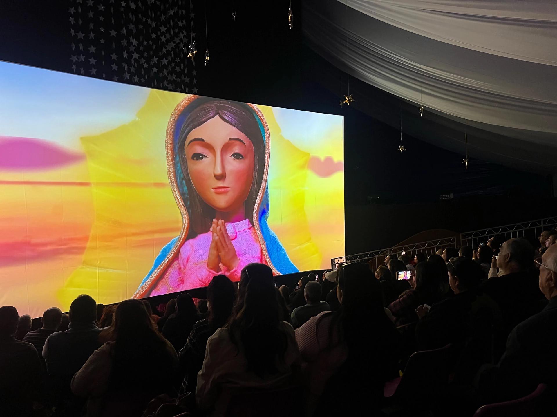 Fotografía cedida por Mariano Domínguez de feligreses viendo en pantalla ‘El Milagro de La Guadalupana, The Experience’, este jueves en Los Ángeles (Estados Unidos). EFE/ Mariano Domínguez