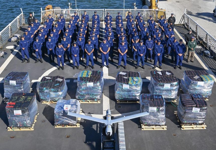 Fotografía cedida del 2 de diciembre de 2024 por la Guardia Costera de EE.UU. donde aparece la tripulación del buque guardacostas Hamilton posando frente a fardos de cocaína decomisados, en el Puerto de Everglades, Florida (EE.UU.). EFE/Eric Rodríguez/Guardia Costera de EE.UU.