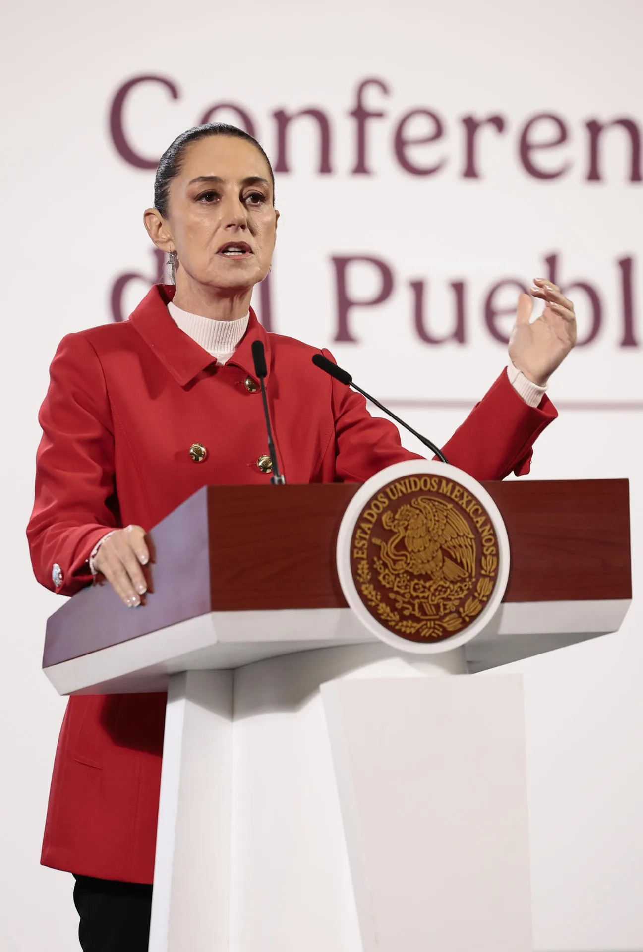 La presidenta de México, Claudia Sheinbaum, participa durante una rueda de prensa este viernes, en el Palacio Nacional de la Ciudad de México (México). EFE/ José Méndez