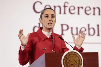 La presidenta de México, Claudia Sheinbaum, participa durante una rueda de prensa este viernes, en el Palacio Nacional de la Ciudad de México (México). EFE/ José Méndez