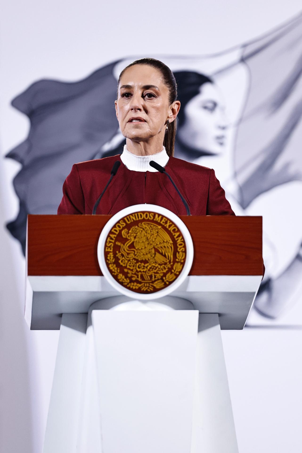 La presidenta de México, Claudia Sheinbaum, habla durante una rueda de prensa este miércoles, en Palacio Nacional en Ciudad de México (México). EFE/Sáshenka Gutiérrez