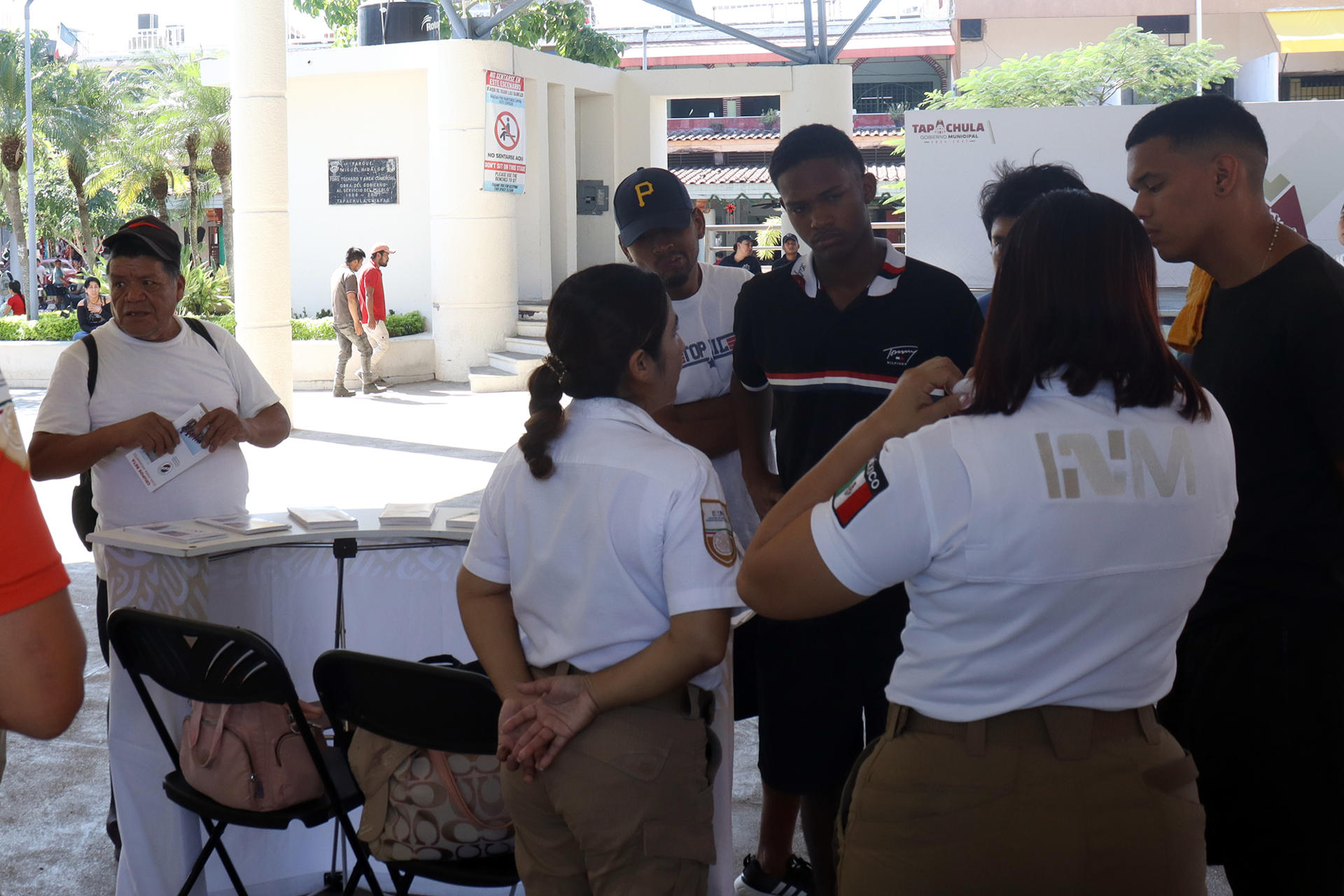 Personal del Instituto Nacional de Migración (INM), ofrecen atención a migrantes este miércoles en la ciudad de Tapachula en el estado de Chiapas (México). EFE/Juan Manuel Blanco