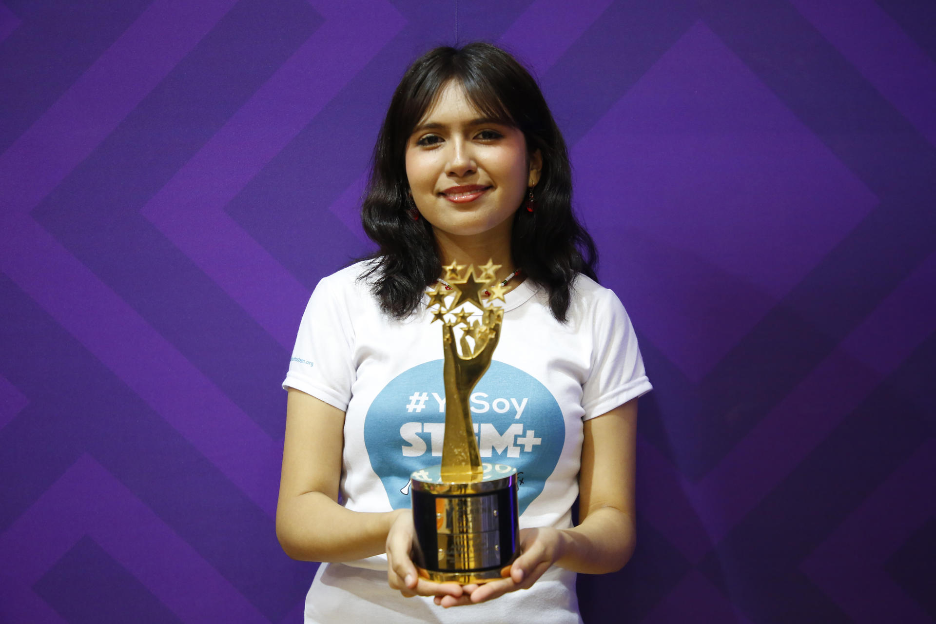 La estudiante Ángela Olazaran Laureano posa al término de una entrevista con EFE, durante la Feria Internacional del Libro de Guadalajara (FIL), este viernes, en Guadalajara (México). EFE/ Francisco Guasco
