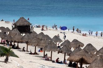 Fotografía de archivo que muestra turistas en una playa del balneario de Cancún, en Quintana Roo (México). EFE/ Alonso Cupul
