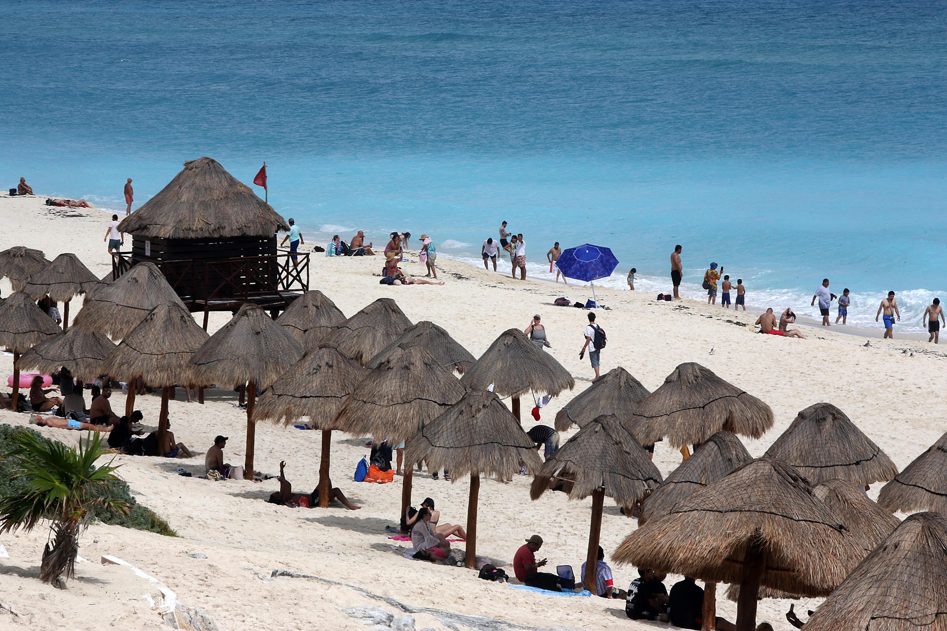 Fotografía de archivo que muestra turistas en una playa del balneario de Cancún, en Quintana Roo (México). EFE/ Alonso Cupul