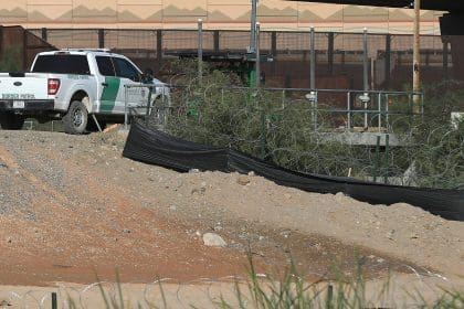 Integrantes de la Guardia Nacional del Estado de Texas, vigilan barricadas de alambre de púas, en el muro fronterizo de Ciudad Juárez en el estado de Chihuahua (México). Imagen de archivo. EFE/Luis Torres
