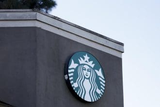 El logotipo de Starbucks se muestra en una de sus tiendas en Burbank, California, EE. UU., el 20 de diciembre de 2024.EFE/EPA/Caroline Brehman