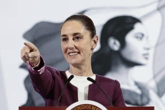 La Presidenta de México, Claudia Sheinbaum, habla durante una conferencia de prensa este lunes, en el Palacio Nacional de la Ciudad de México (México). EFE/ José Méndez