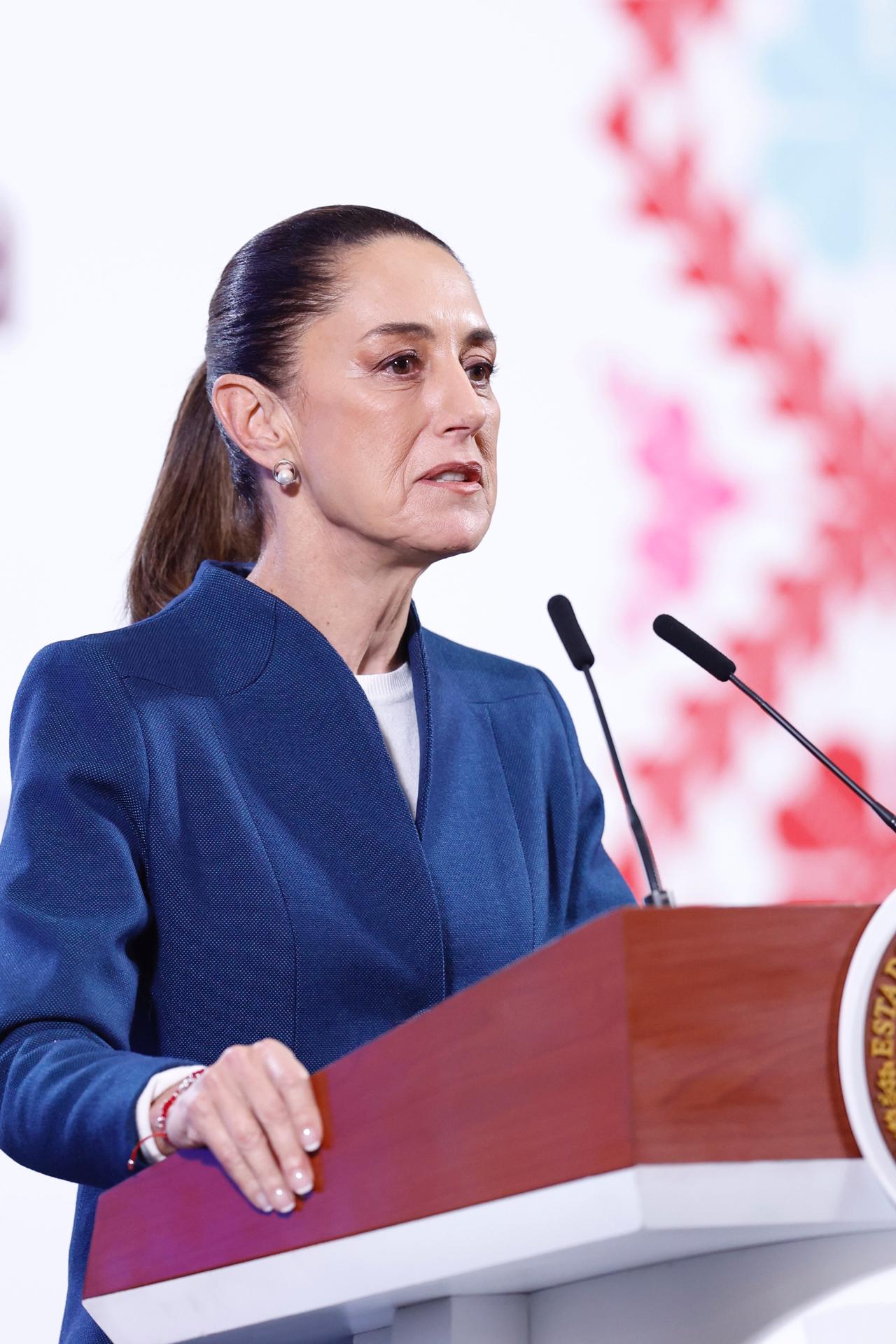 La presidenta de México, Claudia Sheinbaum, participa este martes durante una rueda de prensa matutina en Palacio Nacional de la Ciudad de México (México). EFE/Sáshenka Gutiérrez
