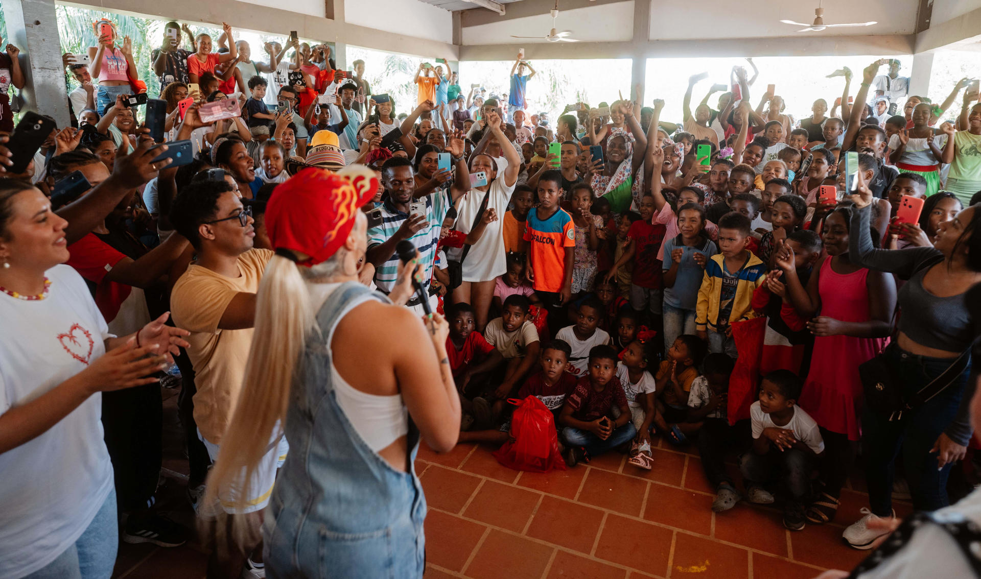 Fotografía cedida por la Fundación Con Cora, de la cantante colombiana Karol G durante una entrega de regalos en Montes de María (Colombia). EFE/Andrés Felipe Ortiz/Fundación Con Cora