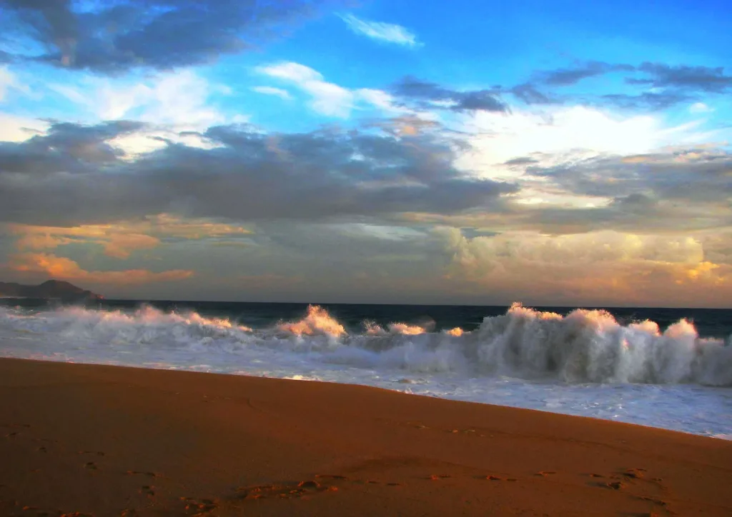 Todos los Santos también es el lugar perfecto para surfear