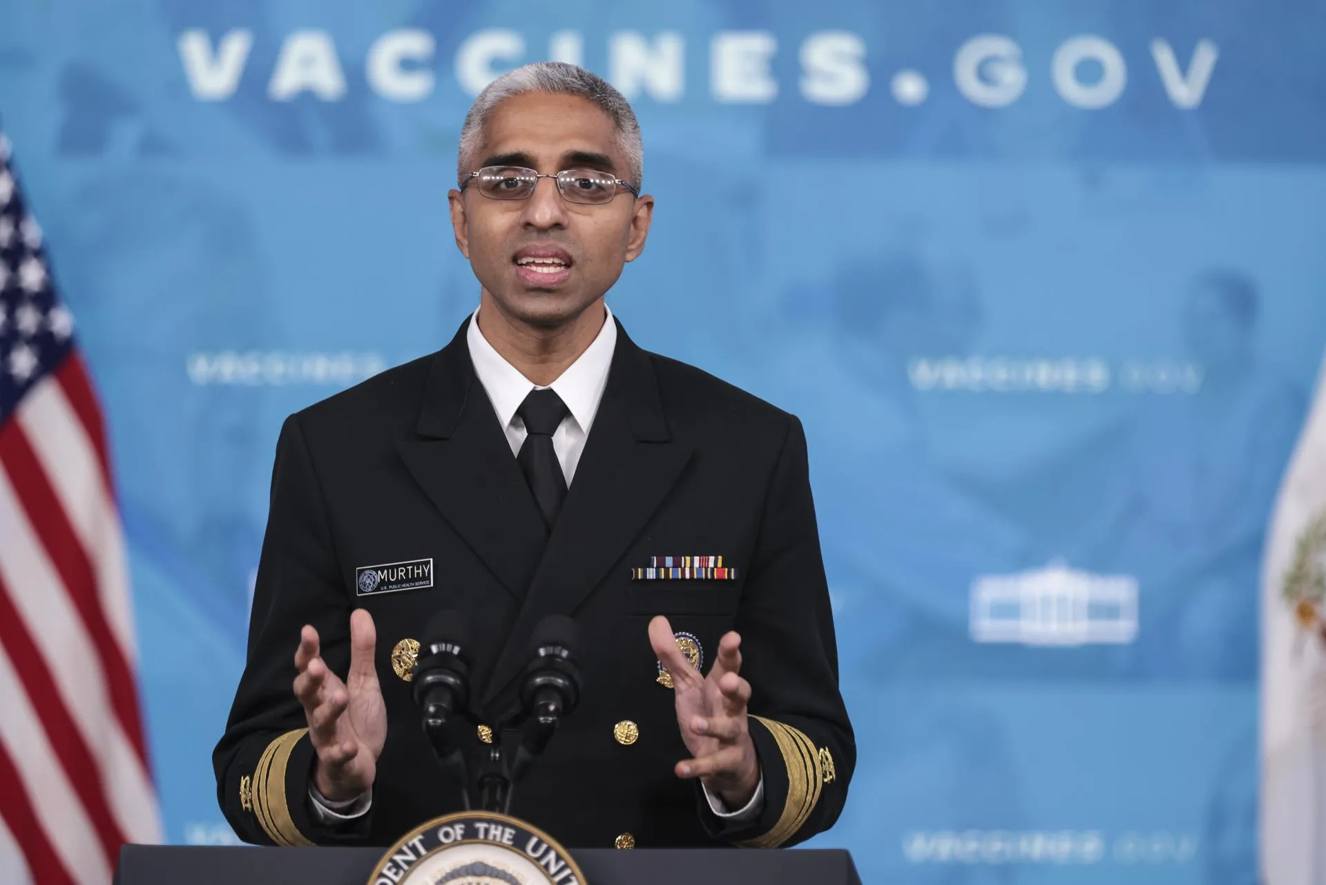Fotografía de archivo del cirujano general de Estados Unidos -la máxima autoridad sanitaria del país-, Vivek Murthy, durante un evento sobre equidad en la covid, en Washington, DC, EE. UU., 22 de noviembre de 2021. EFE/EPA/Oliver Contreras
