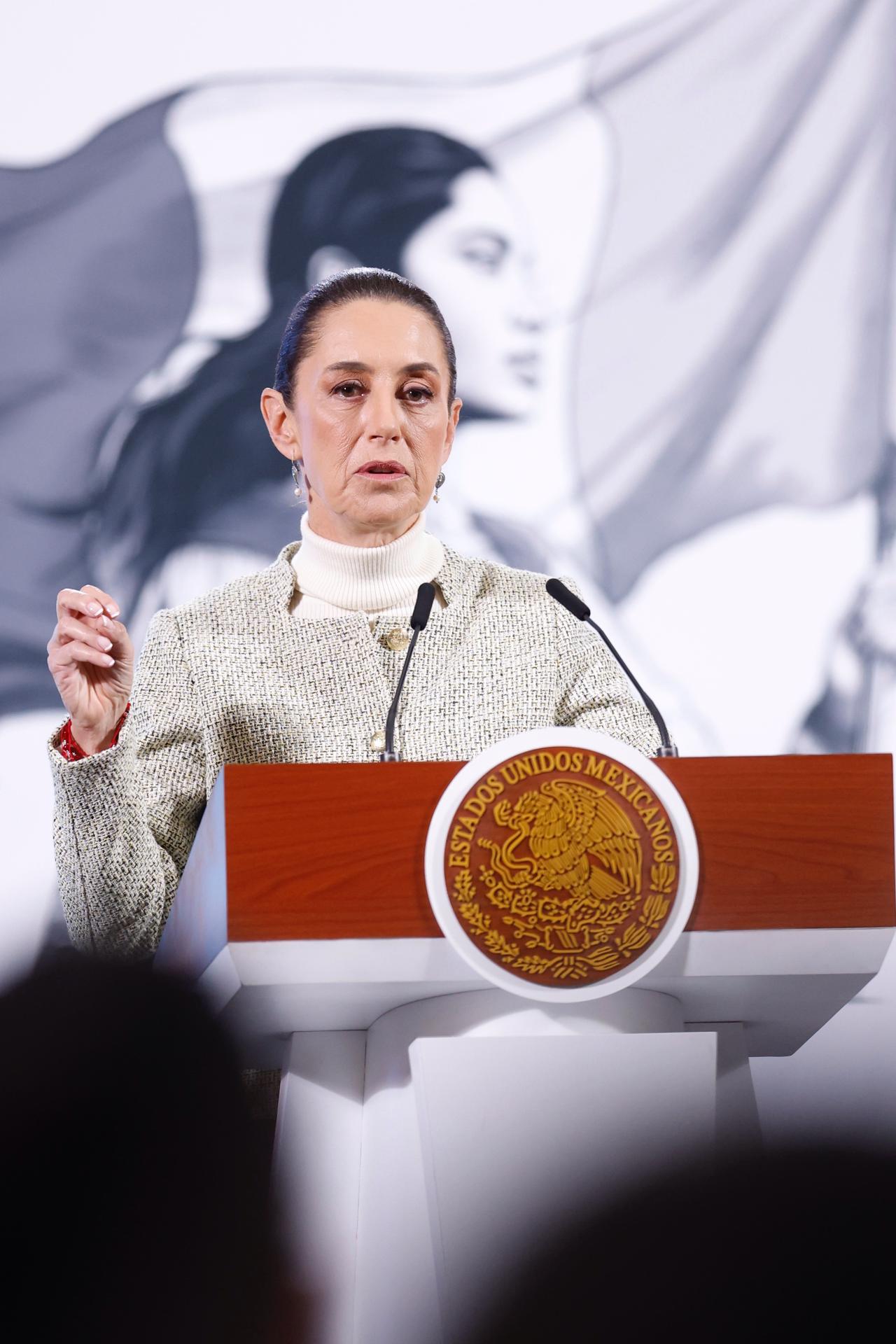 La presidenta de México, Claudia Sheinbaum, participa en una rueda de prensa este jueves, en Palacio Nacional en la Ciudad de México (México). EFE/Sáshenka Gutiérrez