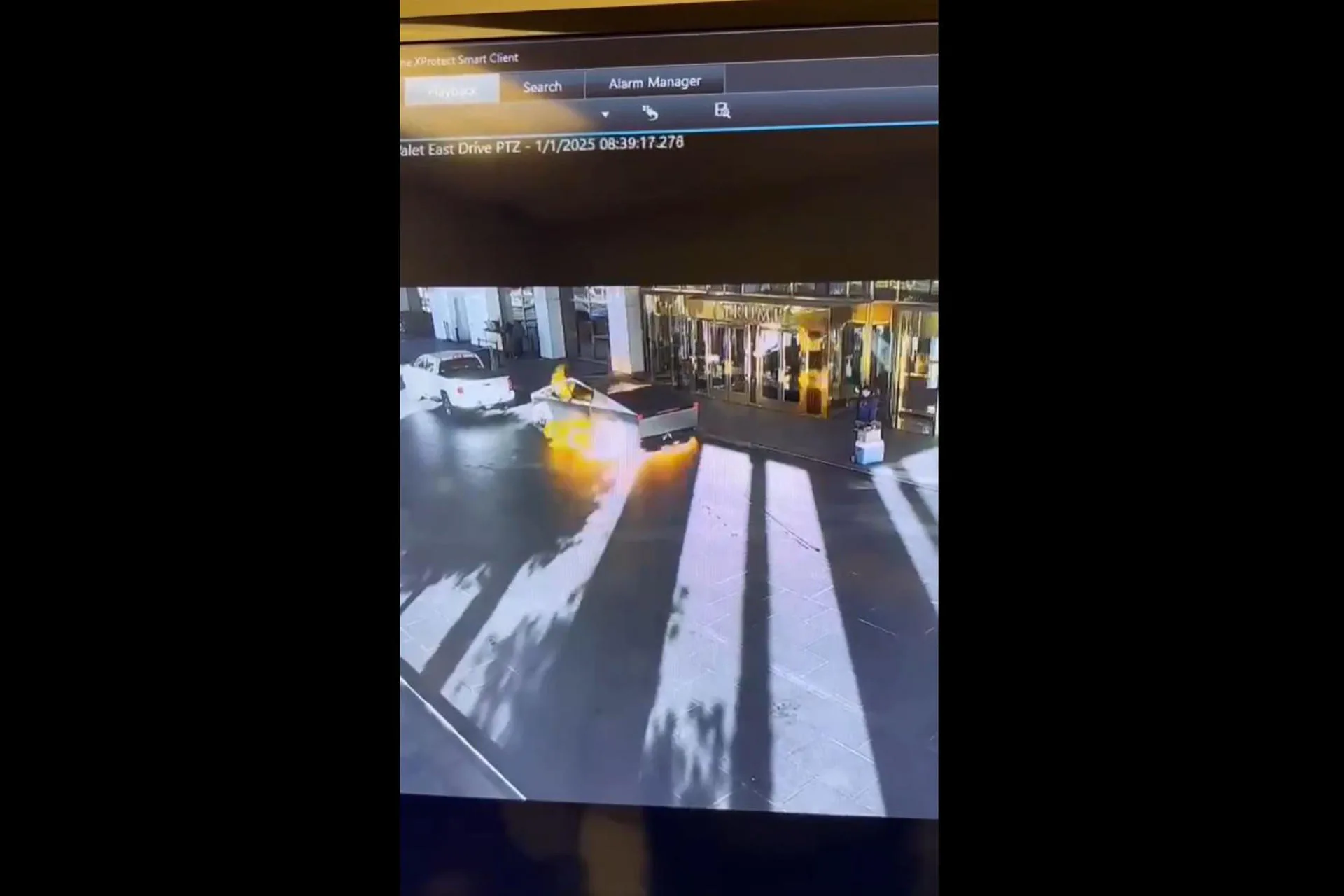 Captura de video tomada de la cuenta en X @LasVegasLocally del momento de la explosión de vehículo frente al 'Trump Hotel' este miércoles, en Las Vegas (EE.UU.) EFE/ @LasVegasLocally