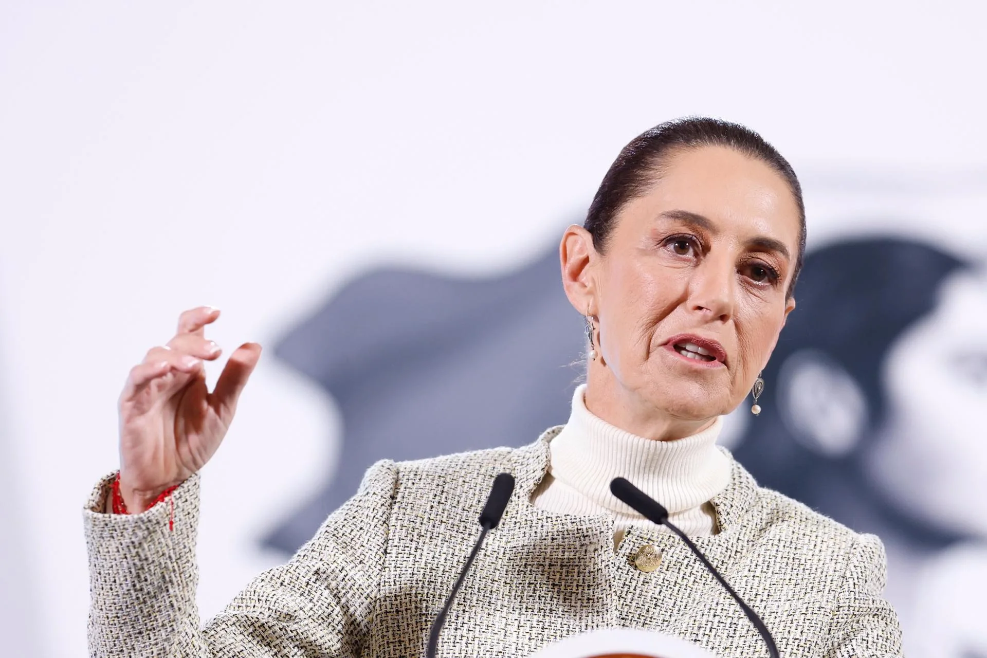 La presidenta de México, Claudia Sheinbaum, habla durante su rueda de prensa matutina este jueves, en el Palacio Nacional en la Ciudad de México (México). EFE/Sáshenka Gutiérrez