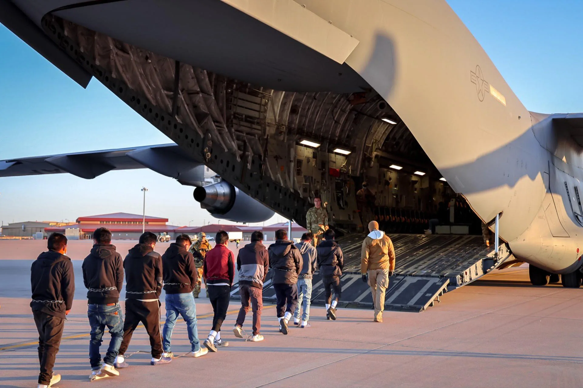 Fotografía tomada de la cuenta en X de la portavoz de la Casa Blanca, Karoline Leavitt, de migrantes ingresando a un avión para un vuelo de deportación. EFE/ @presssec