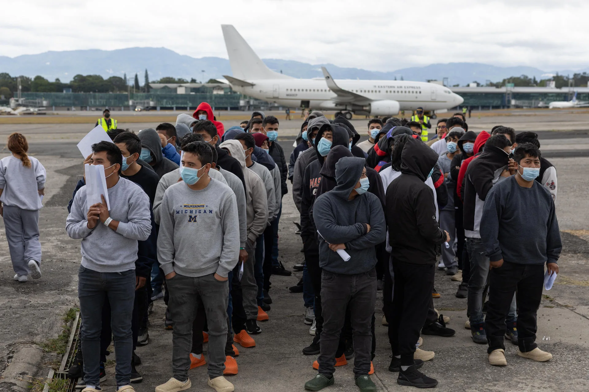 Ciudadanos guatemaltecos descienden de un avión proveniente de Estados Unidos este jueves, en la Fuerza Aérea de Guatemala (Guatemala). EFE/ David Toro