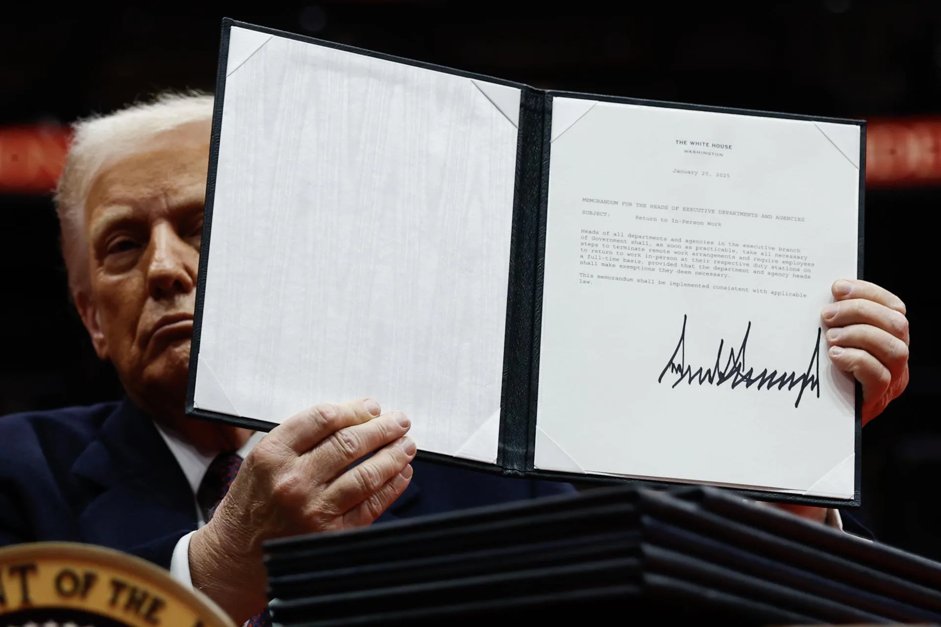 El presidente Donald Trump sostiene una orden ejecutiva después de firmarla durante un evento de inauguración en el Capital One Arena en Washington, DC, EE. UU., el 20 de enero de 2025. EFE/EPA/Anna Moneymaker / POOL