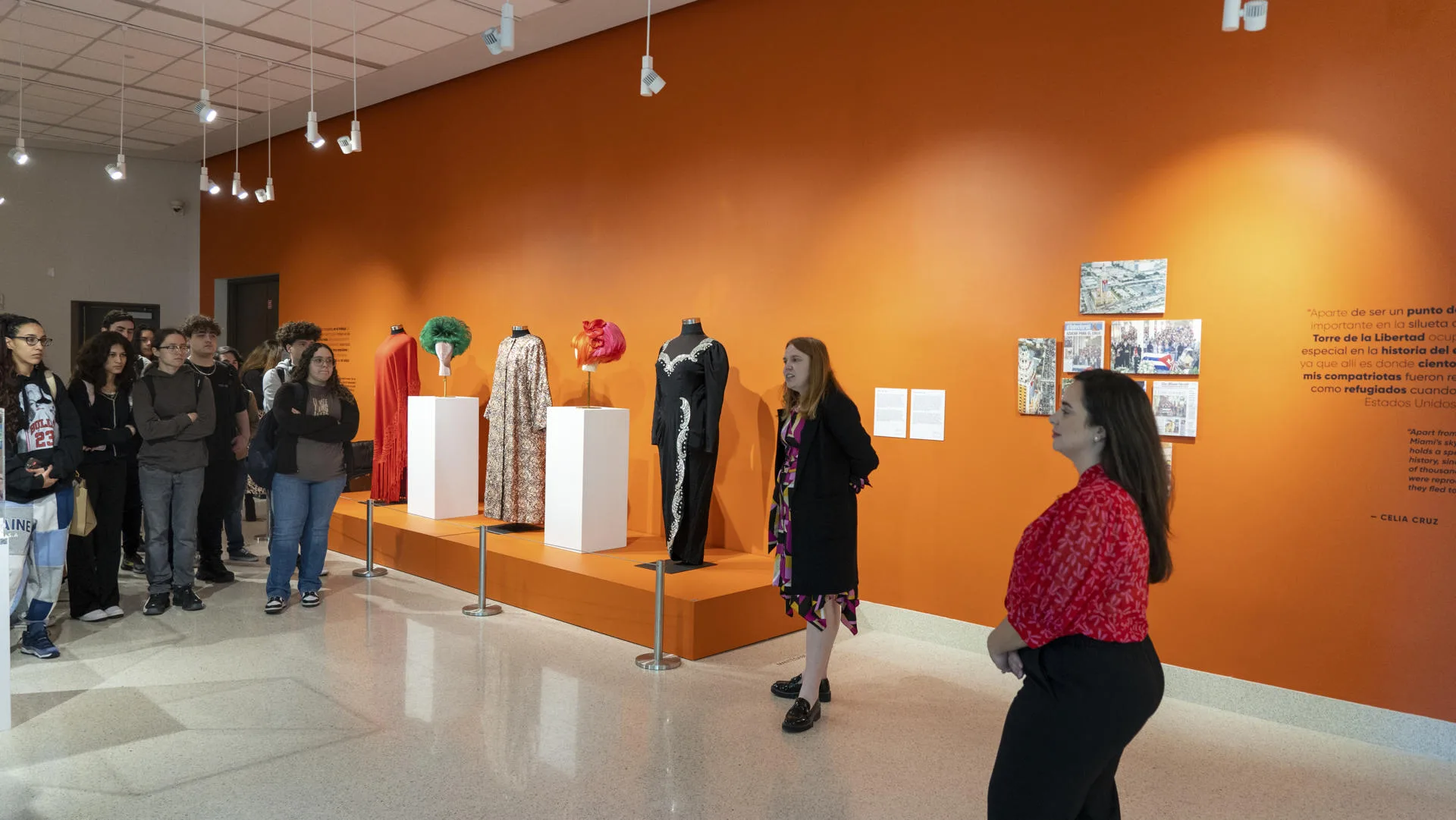 Fotografía cedida por la universidad Miami Dade College (MDC) de asistentes a la inauguración de la exposición 'Celia Cruz: Work' este miércoles, en la Galería de Arte del Recinto Hialeah del MDC en Miami (Estados Unidos). EFE/ Miami Dade College