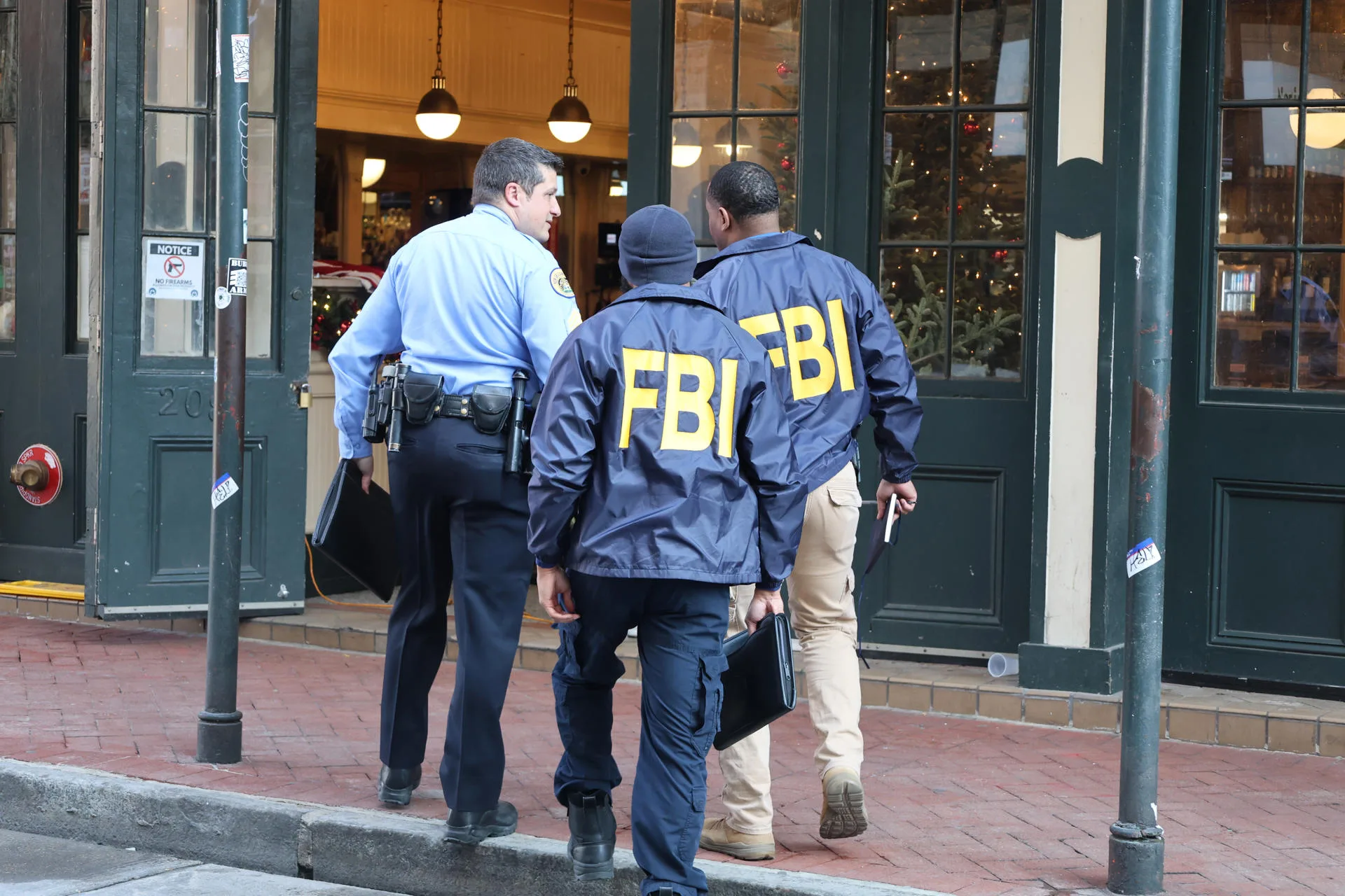 Agentes del FBI investigan la zona donde se llevó a cabo un atentado en Nueva Orleans (Estados Unidos). EFE/ Octavio Guzmán