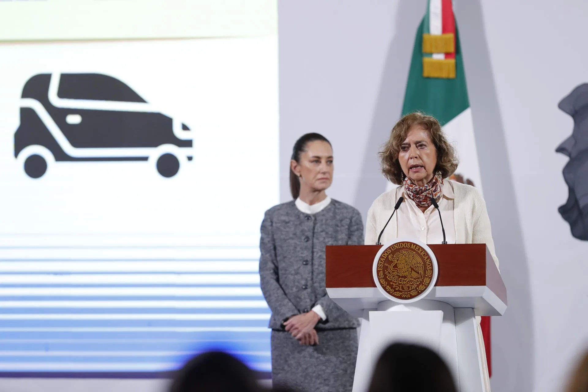 La secretaria de Ciencia, Humanidades, Tecnología e Innovación, Rosaura Ruiz Gutiérrez (d), habla junto a la presidenta de México, Claudia Sheinbaum, durante una rueda de prensa este lunes, en el Palacio Nacional en la Ciudad de México (México). EFE/ Mario Guzmán