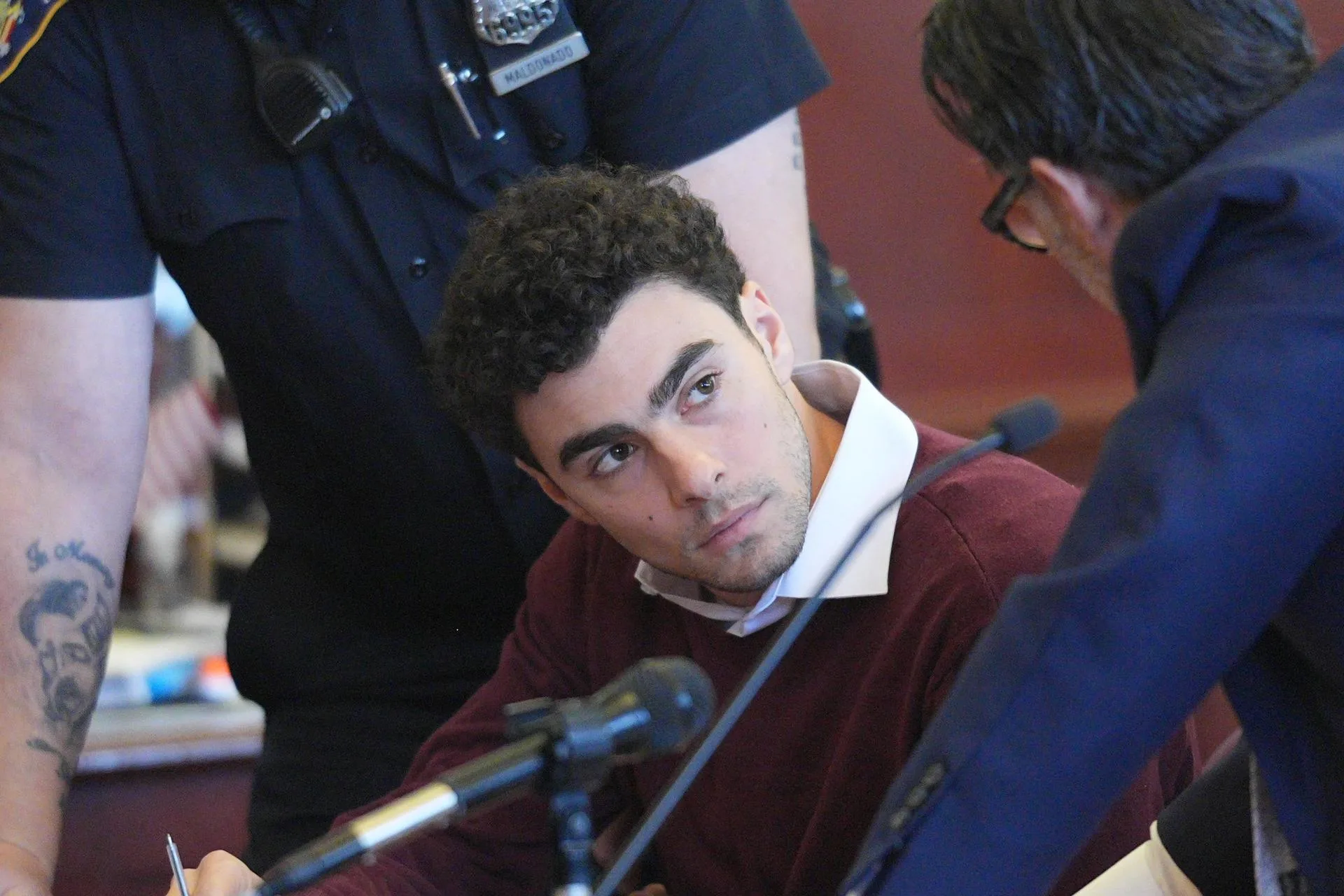 Foto de archivo de Luigi Mangione (c), el joven de 26 años acusado de asesinar a tiros al director ejecutivo de la aseguradora UnitedHealthcare, Brian Thompson. EFE/EPA/CURTIS MEANS / POOL