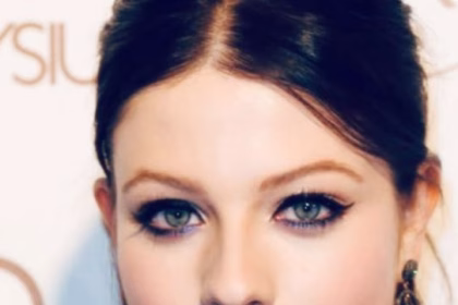 Fotografía de archivo fechada el 26 de febrero de 2011 de la actriz estadounidense Michelle Trachtenberg posando a su llegada a la 26 edición de los Premios de Cine Independent Spirit, en Santa Monica (EE.UU.). EFE/PAUL BUCK