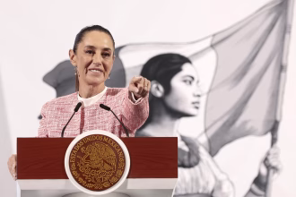 La presidenta de México, Claudia Sheinbaum, participa este martes durante su conferencia de prensa matutina  en el Palacio Nacional en la Ciudad de México (México). EFE/José Méndez