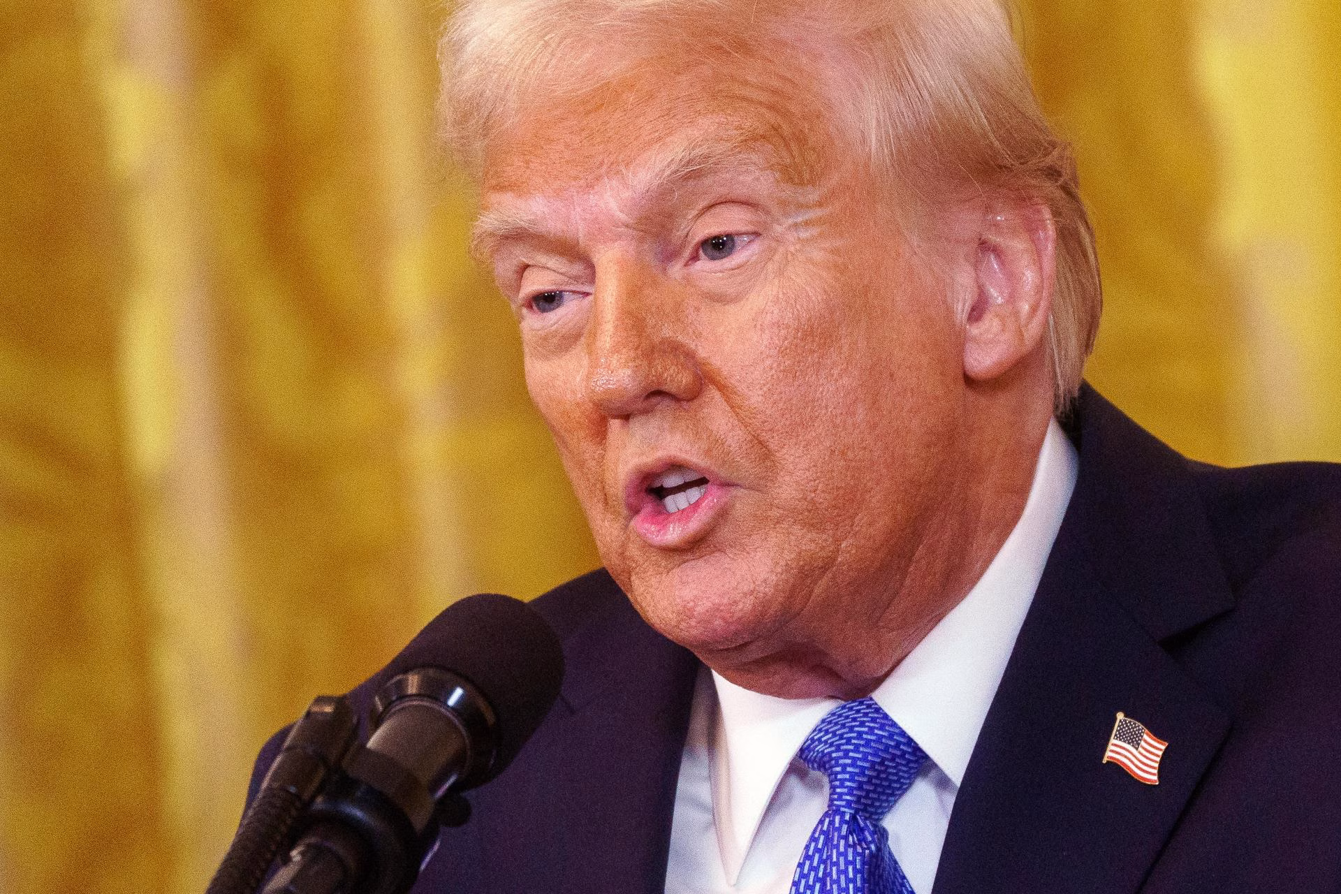 El presidente de EE.UU., Donald Trump habla en la Casa Blanca en Washington (EE.UU.). EFE/EPA/WILL OLIVER