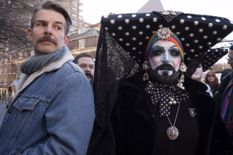Personas participan en una protesta contra medidas antitrans impulsadas por el presidente de Estados Unidos, Donald Trump, este viernes, en la plaza Stonewall en Nueva York (Estados Unidos). EFE/ Ángel Colmenares