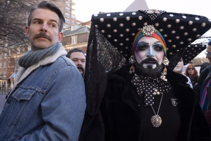 Personas participan en una protesta contra medidas antitrans impulsadas por el presidente de Estados Unidos, Donald Trump, este viernes, en la plaza Stonewall en Nueva York (Estados Unidos). EFE/ Ángel Colmenares