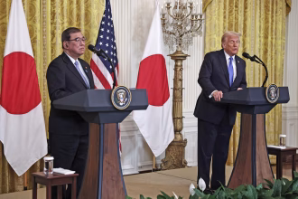 El presidente de EE. UU. Donald Trump (D) y el primer ministro japonés Shigeru Ishiba (I) hacen declaraciones en una conferencia de prensa conjunta en el Salón Este de la Casa Blanca en Washington, DC, EE. UU., el 7 de febrero de 2025. Japón EFE/ANNA ROSE LAYDEN / POOL