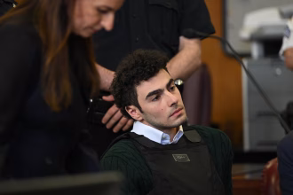 Luigi Mangione (2-der), acusado de asesinar al director ejecutivo de UnitedHealthcare, Brian Thompson, comparece en una audiencia en un tribunal de Nueva York, en Nueva York, EE. UU., el 21 de febrero de 2025. EFE/EPA/Curtis Means