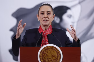 La presidenta de México, Claudia Sheinbaum, habla durante su conferencia de prensa diaria este lunes, en el Palacio Nacional en Ciudad de México (México). EFE/ Mario Guzmán