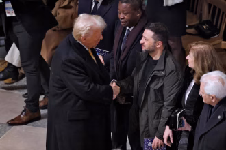 El presidente de Estados Unidos, Donald J. Trump (C-I), le da la mano al presidente de Ucrania, Volodímir Zelenski (C-R), dentro de la Catedral de Notre-Dame antes de una ceremonia para marcar la reapertura de la histórica catedral, en París, Francia, el 7 de diciembre de 2024. EFE/EPA/LUDOVIC MARIN /