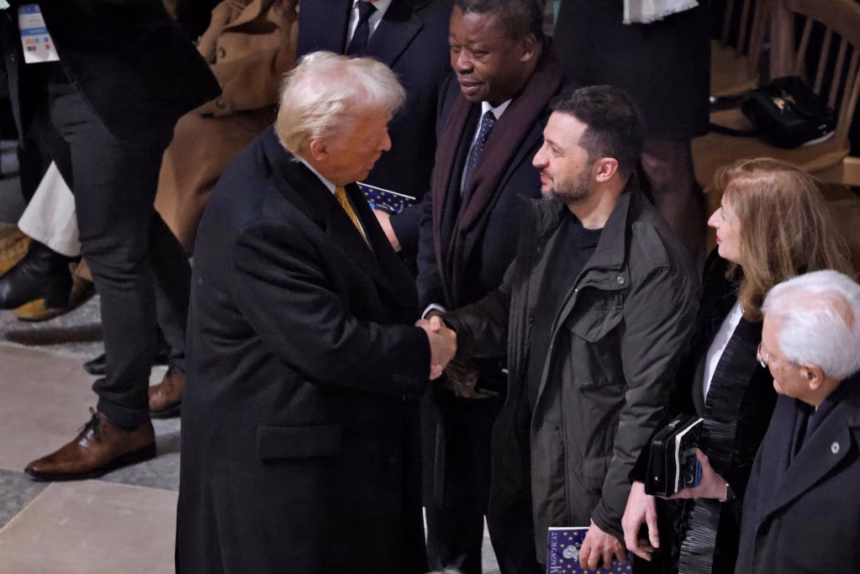 El presidente de Estados Unidos, Donald J. Trump (C-I), le da la mano al presidente de Ucrania, Volodímir Zelenski (C-R), dentro de la Catedral de Notre-Dame antes de una ceremonia para marcar la reapertura de la histórica catedral, en París, Francia, el 7 de diciembre de 2024. EFE/EPA/LUDOVIC MARIN /