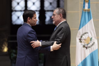 El secretario de Estado de los Estados Unidos, Marco Rubio (i), saluda al presidente de Guatemala, Bernardo Arévalo de León, este miércoles en el Palacio Nacional de la Cultura en Ciudad de Guatemala (Guatemala). EFE/ David Toro