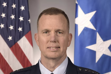 Fotografía oficial de las Fuerzas Aéreas de Estados Unidos donde aparece el jefe del Comando Norte de los Estados Unidos y Comando de Defensa Aeroespacial de América del Norte (USNORTHCOM), el general Gregory Guillot. EFE/Fuerzas Aéreas EEUU /SOLO USO EDITORIAL NO VENTAS /SOLO DISPONIBLE PARA ILUSTRAR LA NOTICIA QUE ACOMPAÑA /CRÉDITO OBLIGATORIO