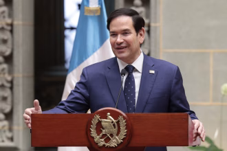 El Secretario de Estado de los Estados Unidos, Marco Rubio, habla con el Presidente guatemalteco, Bernardo Arévalo de León (fuera de foto) en el Palacio Nacional de Cultura en la Ciudad de Guatemala, Guatemala. EFE/David Toro